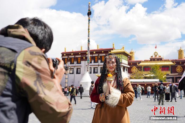 多国游客着藏装打卡拉萨大昭寺感受雪域文化魅力