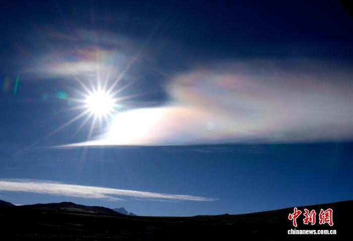 西藏日喀则天空现“七彩祥云”景观