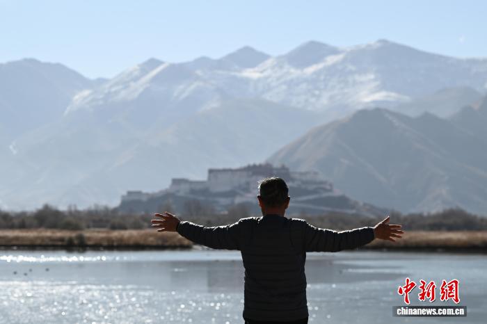 西藏:初冬“拉萨之肺”绘壮美画卷