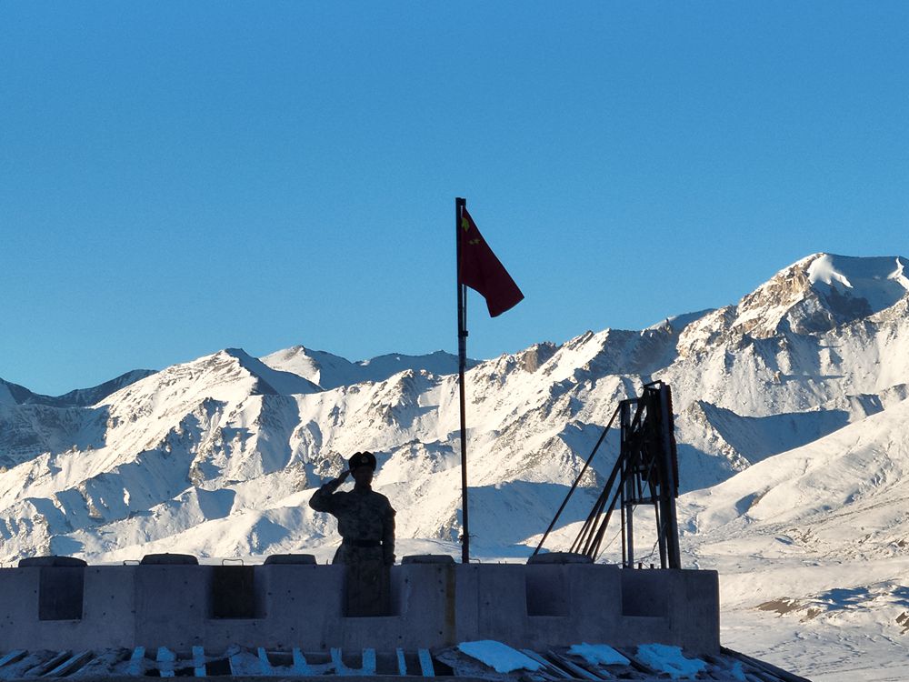 五星红旗在哨所飘扬。人民日报记者 琼达卓嘎摄