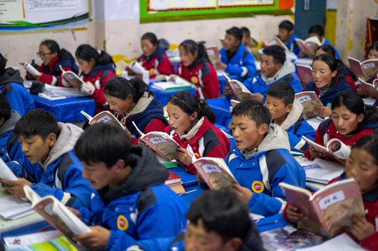 央金和同学们在教室中上课。人民网记者 翁奇羽摄