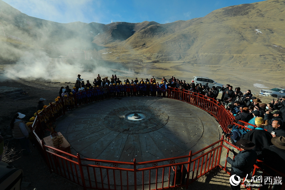 达普天文观测台上，阳光精准穿透观测房的方孔，投射在测光石上，标志着高原春耕灌溉时节正式到来。人民网记者 吴雨仁摄