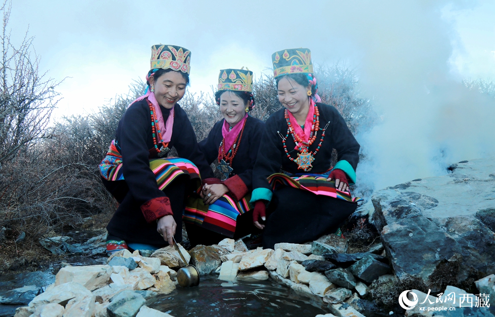 拉东村的妇女们身着盛装，面带笑容，用铜勺从溪石间取水，以传统仪式祈愿新一年五谷丰登、风调雨顺。人民网记者 吴雨仁摄