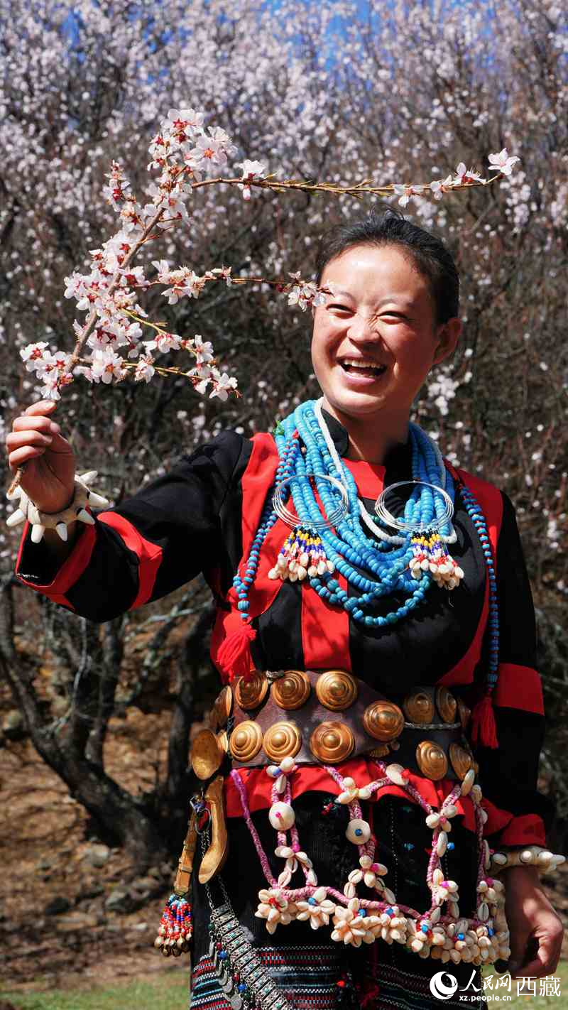 西藏米林：非遗霓裳映桃花