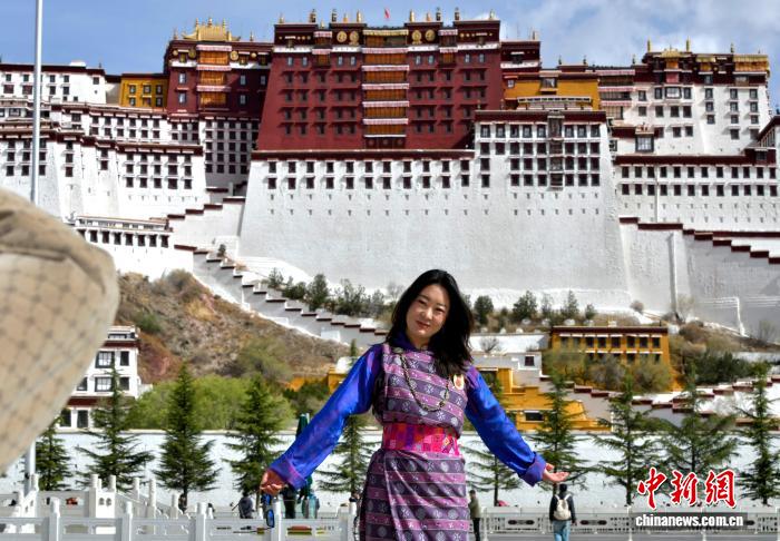 外国游客打卡西藏拉萨布达拉宫广场