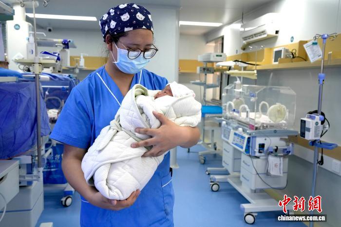 西藏拉萨：医院新生儿科的“白衣天使”