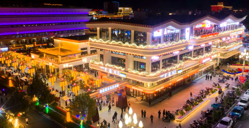 夜晚热闹的街市。洛桑贡布摄