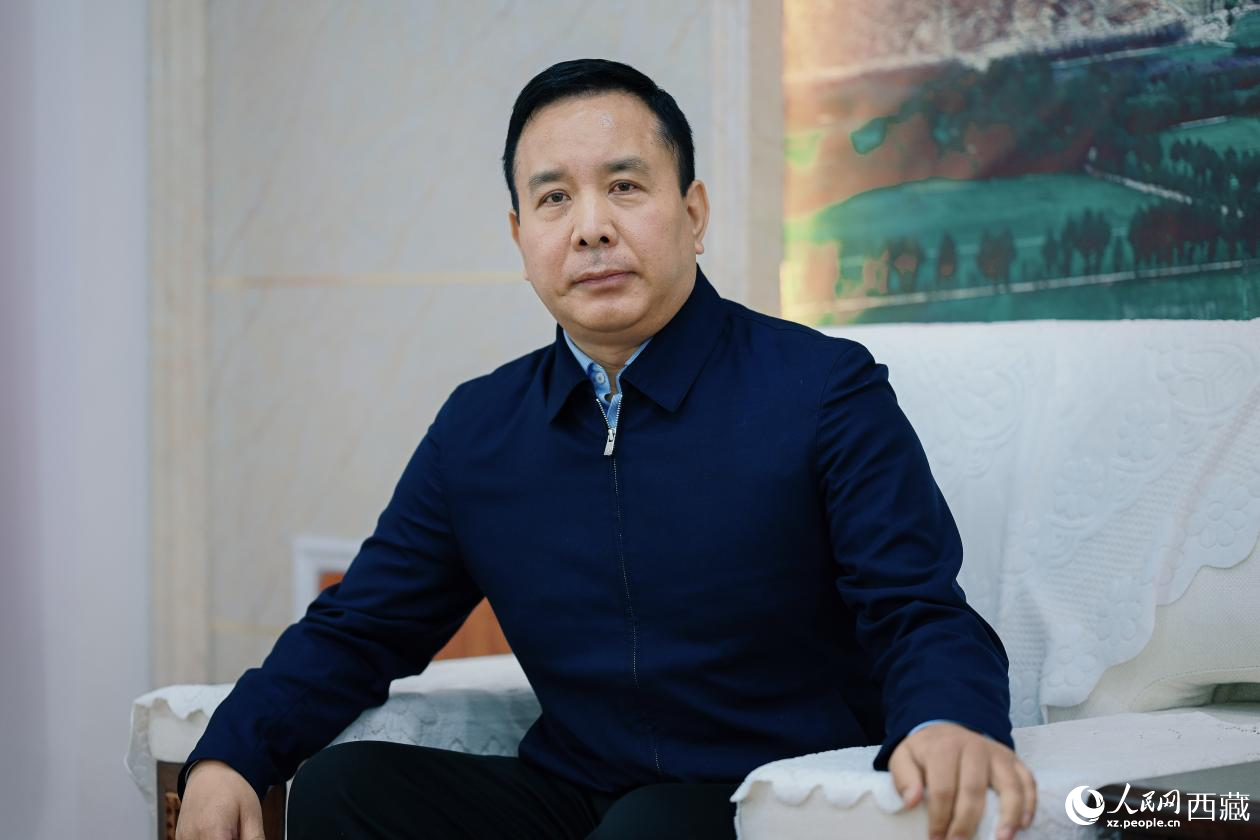 山南市委副书记、市长桑珠次仁接受人民网专访。人民网记者 李海霞摄
