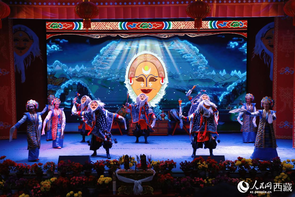 图为扎西曲登社区文艺队正在表演经典藏戏《扎西雪巴》，黄面具与长袖舞姿尽显非遗魅力。人民网记者 次仁罗布摄
