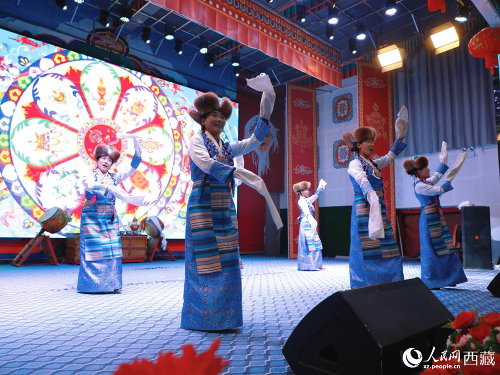图为扎西曲登社区文艺队表演朗玛堆谐，舞姿灵动展现非遗魅力。人民网记者 次仁罗布摄