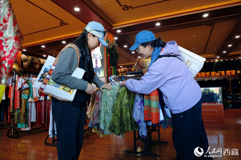 图为顾客挑选产品。人民网记者 次仁罗布摄