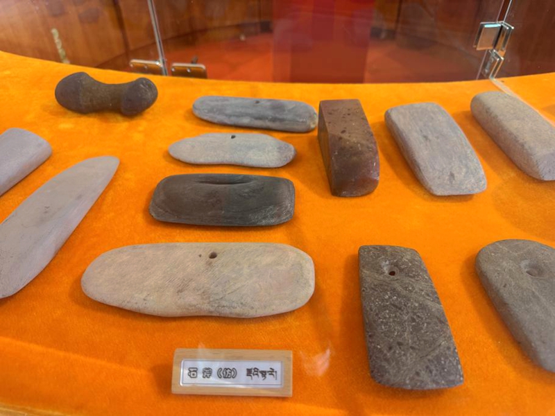图为卡若新村文化展厅石器展品。罗雨欣摄