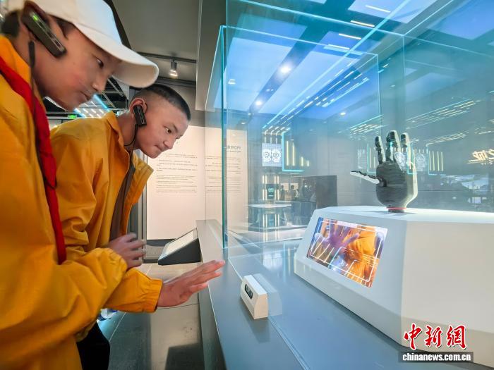 西藏小学生在上海探索科技奥秘期待“长大成为科学家”