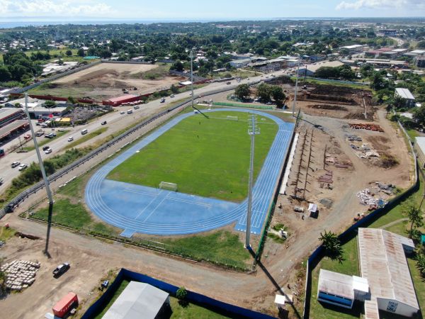 这是5月4日在所罗门群岛首都霍尼亚拉拍摄的中国援建的所罗门群岛2023年太平洋运动会体育场馆项目练习跑道和足球场（新华社发）