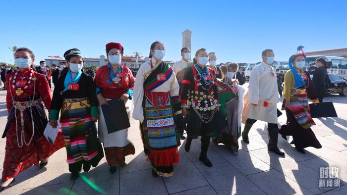 正在步入会场的西藏代表团代表，左二是卓嘎，去年她获颁“七一勋章”。(总台央视记者魏帮军拍摄)