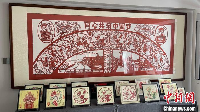 作品《同心共筑中国梦》挂在白丽玲工作室。　潘琦 摄