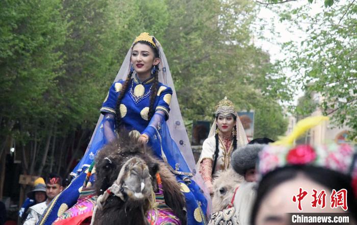 喀什古城景区精彩节目——丝路驼队表演每天下午6时30分开始。　孙亭文 摄