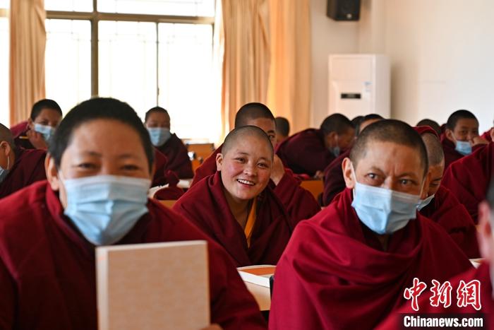 3月23日，记者走进位于拉萨的西藏佛学院，探访宗教学府的新学期。图为西藏佛学院尼众部学员等待上课。<a target='_blank' href='http://www.chinanews.com/'></p><p  align=