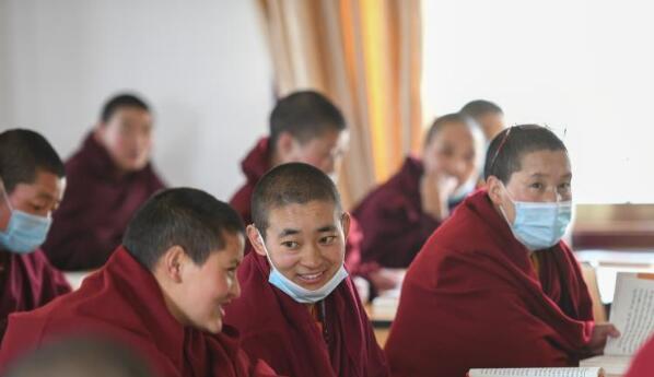 西藏佛学院迎来新学期