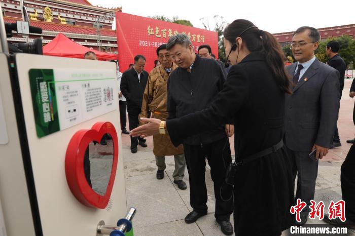 图为青海省委常委、统战部部长公保扎西一行参观体验科普器材。　青海省委统战部供图