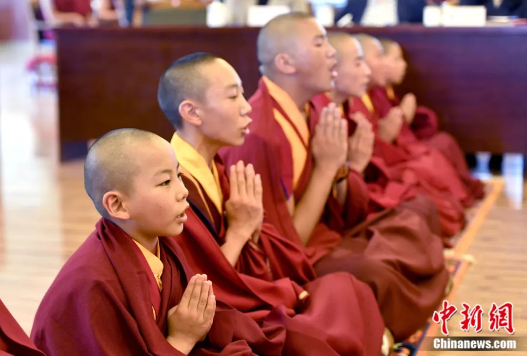 西藏佛学院9名少年活佛完成小学阶段学习，在拉萨顺利毕业。李林 摄