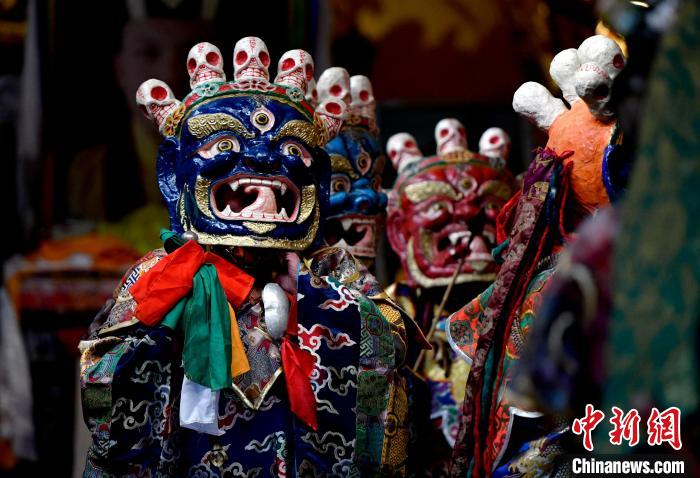 2月19日，楚布寺僧人们佩戴面具准备参加跳神活动。　李林 摄