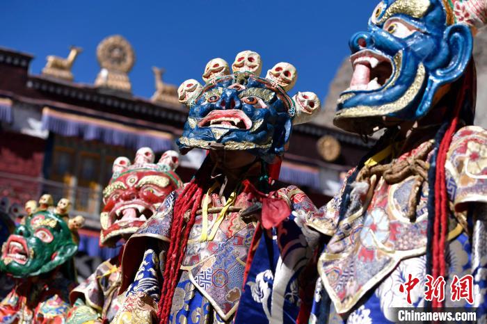 2月19日，楚布寺僧人们佩戴面具参加跳神活动。　李林 摄