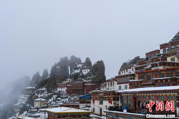 云雾环绕的孜珠寺。　江飞波 摄
