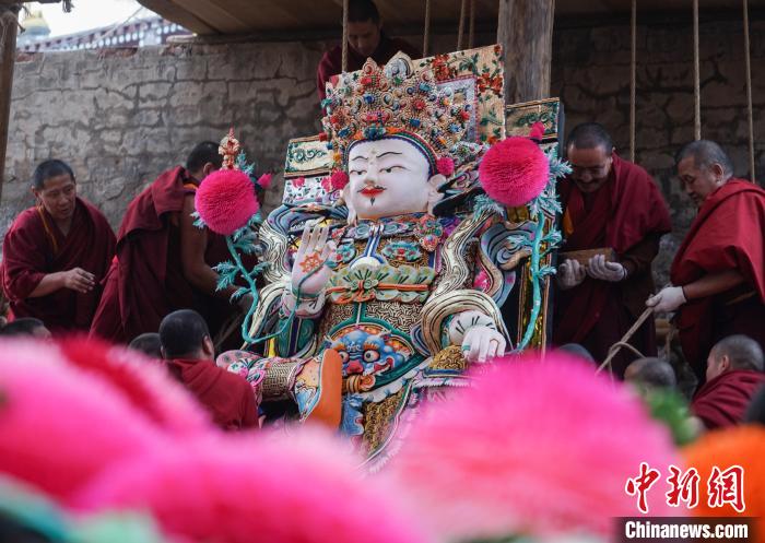 （新春走基层）青海塔尔寺绽放“百年梦境”酥油花引四方民众朝佛观瞻