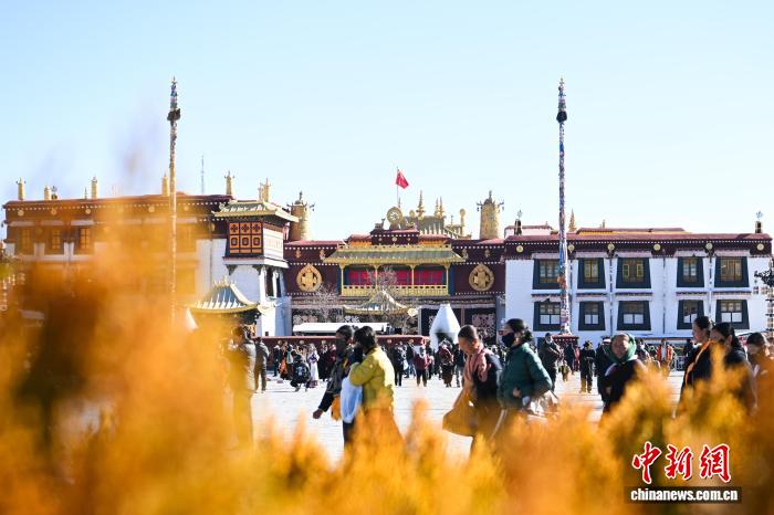西藏冬季农闲季信众朝佛忙