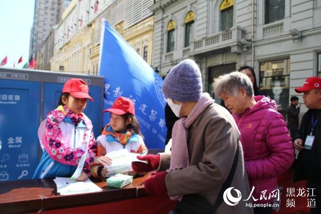 小志愿者在哈尔滨中央大街宣讲垃圾分类
