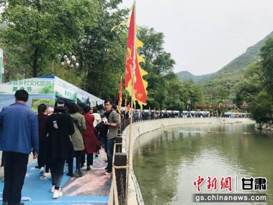 “2019·康县乡村文化旅游美食节”在花桥村设置一个主会场，分别在其他7个村子设置分会场，含民俗表演、美食评选及系列美食主题活动。图为绵延数十里的美食摊位。闫姣 摄