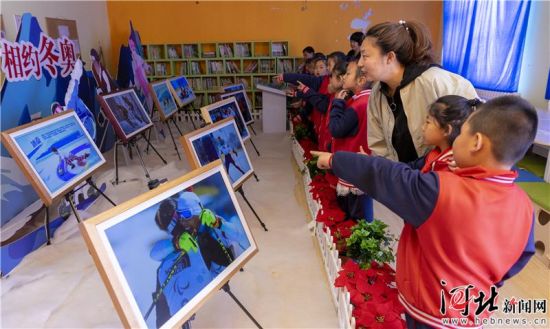 4月28日，在张家口经济开发区沈家屯镇东辛庄小学，同学们在观看主题影像展。