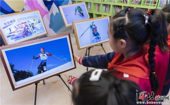 4月28日，在张家口经济开发区沈家屯镇东辛庄小学，同学们在观看主题影像展。