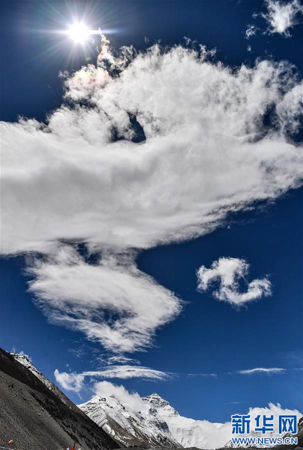 （2020珠峰高程测量·新华视界）（13）看珠峰云卷云舒 观巅峰千姿百态