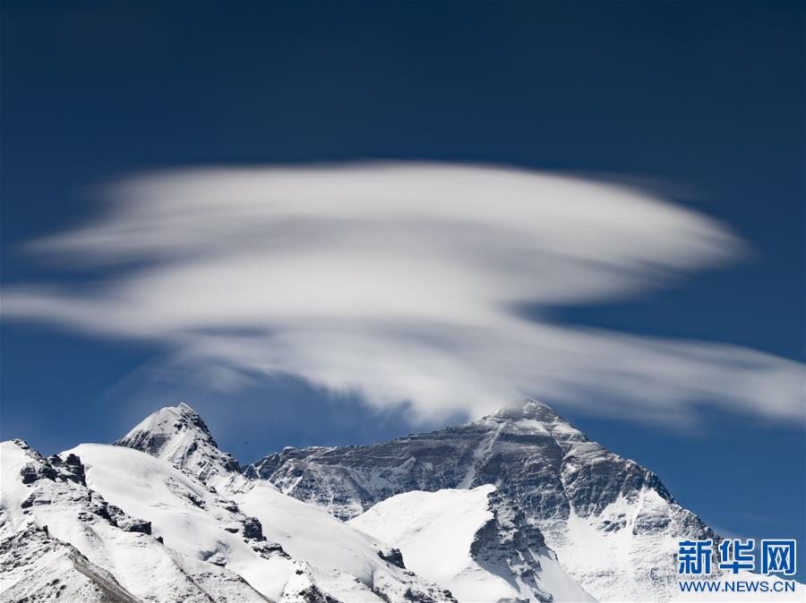 （2020珠峰高程测量·新华视界）（16）看珠峰云卷云舒 观巅峰千姿百态