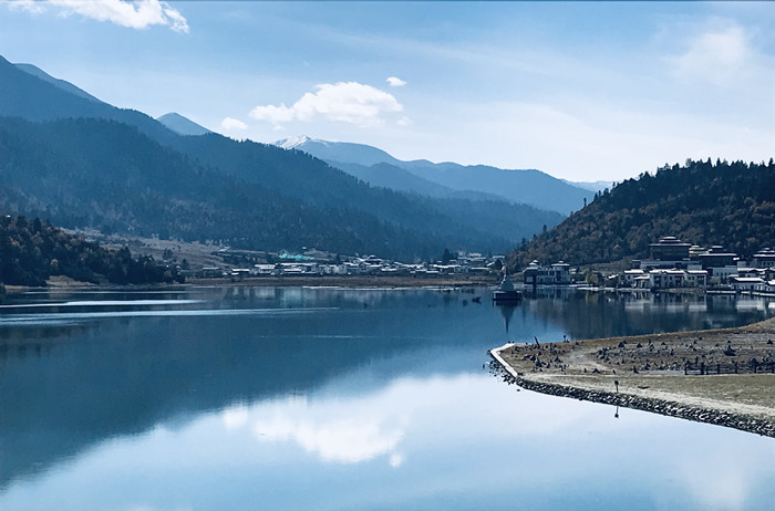 图为从扎塘鲁措湖畔眺望鲁朗全景.jpg