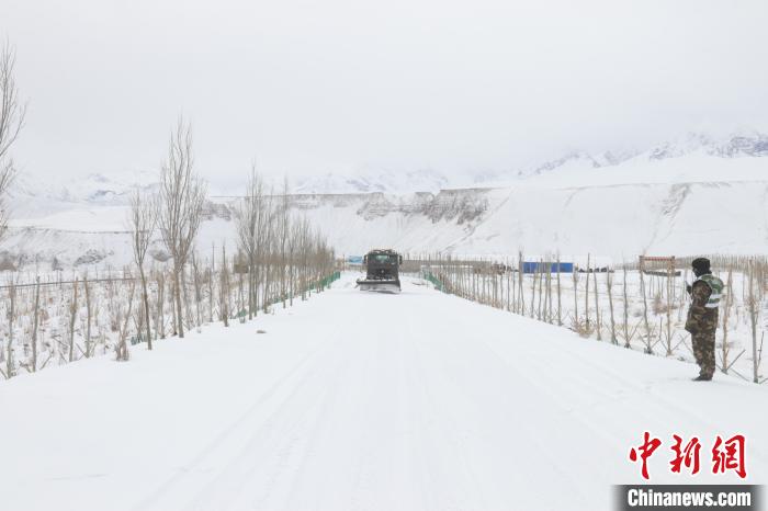 图为救援官兵正在紧急清理路面积雪。　董尼么太 摄