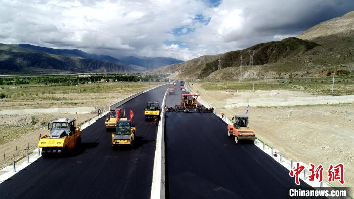 资料图为建设中的拉萨段高速公路。　西藏自治区交通运输厅供图 摄