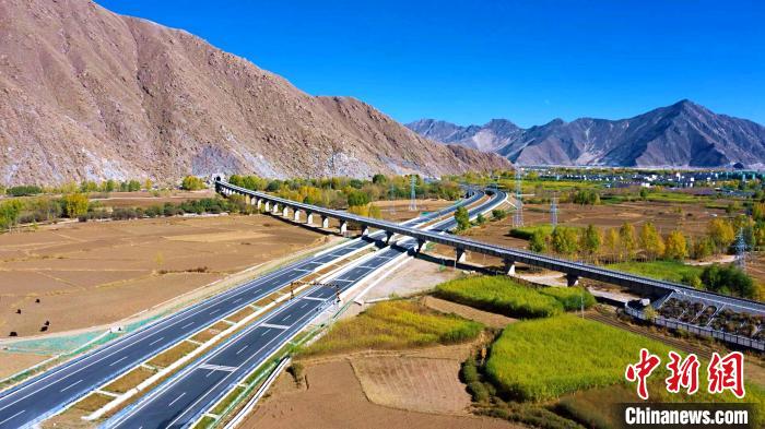 资料图为2月1日正式通车试运行的高速公路段。　西藏自治区交通运输厅供图 摄