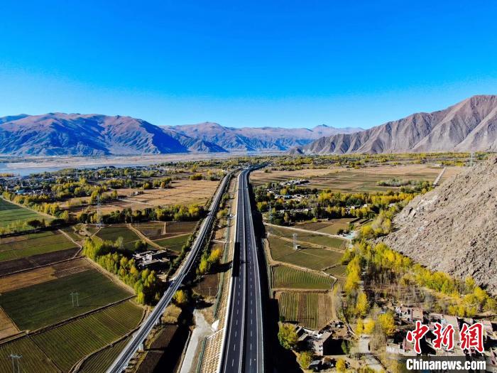 资料图为2月1日正式通车试运行的高速公路段。　西藏自治区交通运输厅供图 摄