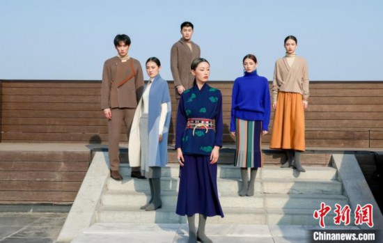 藏式针织系列亮相北京时装周国际化设计演绎传统服饰之美