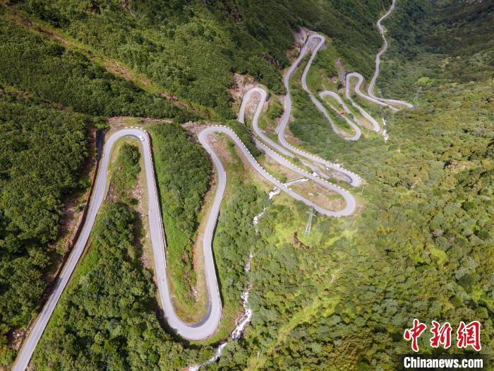 图为西藏山南错那县的盘山公路，错那县被命名为全国“四好农村路”示范县。　江飞波 摄