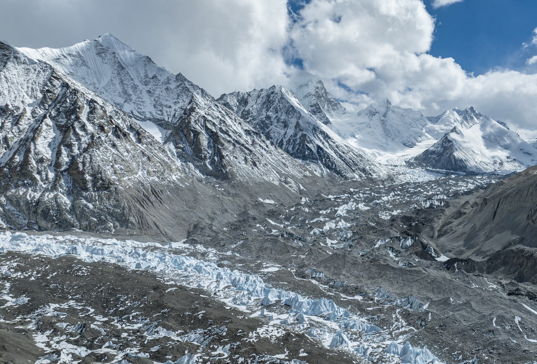 这是珠峰脚下的中绒布冰川（前）和西绒布冰川（后）（5月15日摄，无人机照片）。新华社记者 孙非 摄