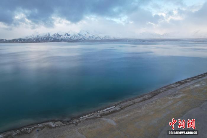 航拍西藏阿里美马错：天地共绘高原蓝