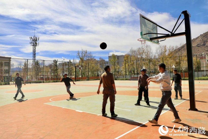 图为周边居民在公园内打球。人民网记者 次仁罗布摄