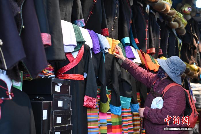 （新春见闻）拉萨藏装热销新年氛围渐浓