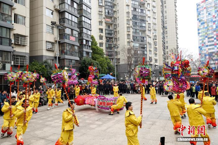 湖北武汉：千年高龙进社区昂首起舞迎祥瑞