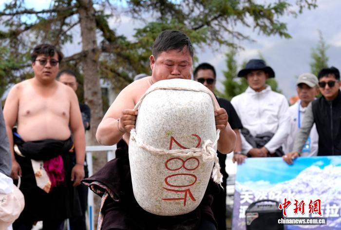 西藏拉萨:运动会上的力量之美