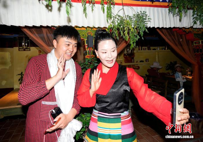 自媒体创作者“李要得”游览西藏八廓古城